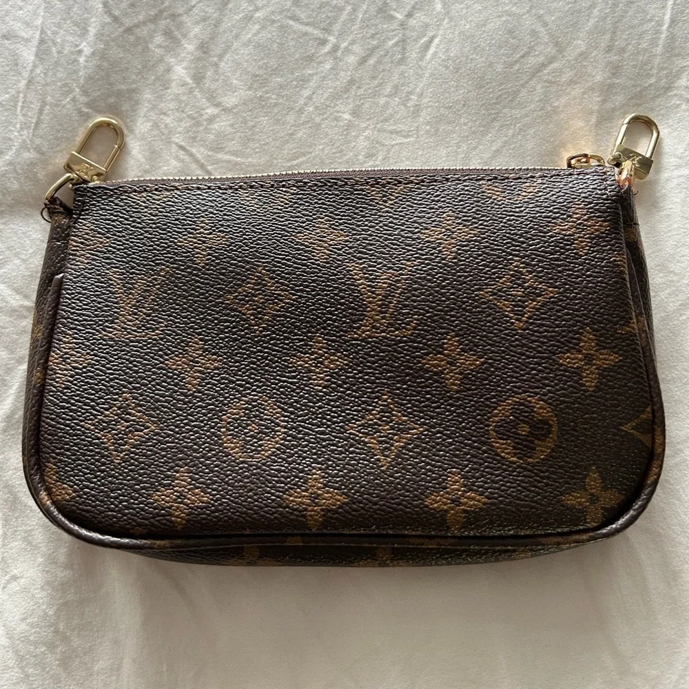 Louis Vuitton Brown Monogram case - Picture 2 of 6